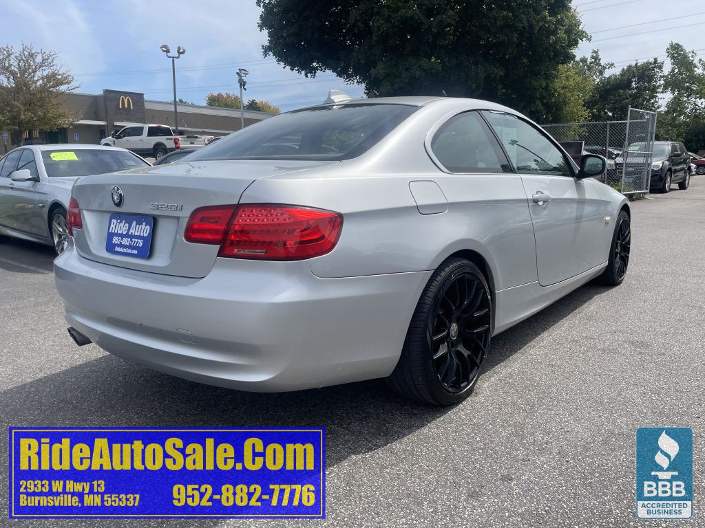 2011 BMW 3 Series Image 5