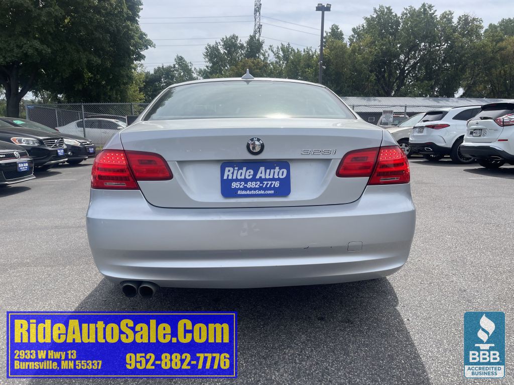 2011 BMW 3 Series Image 6