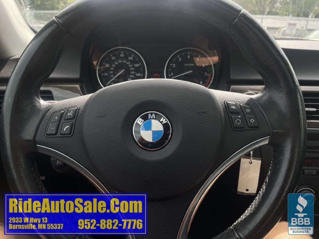 2011 BMW 3 Series Image 17