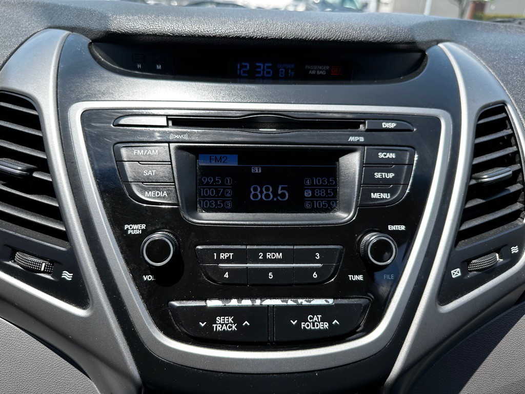 2016 Hyundai Elantra Image 16
