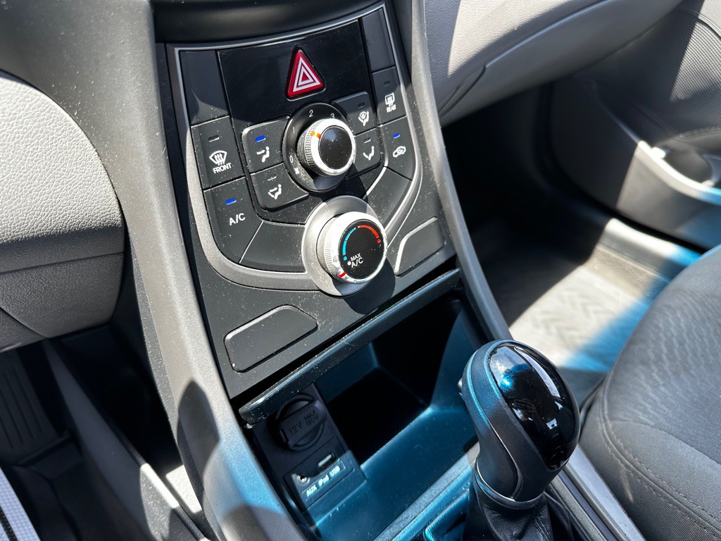 2016 Hyundai Elantra Image 17
