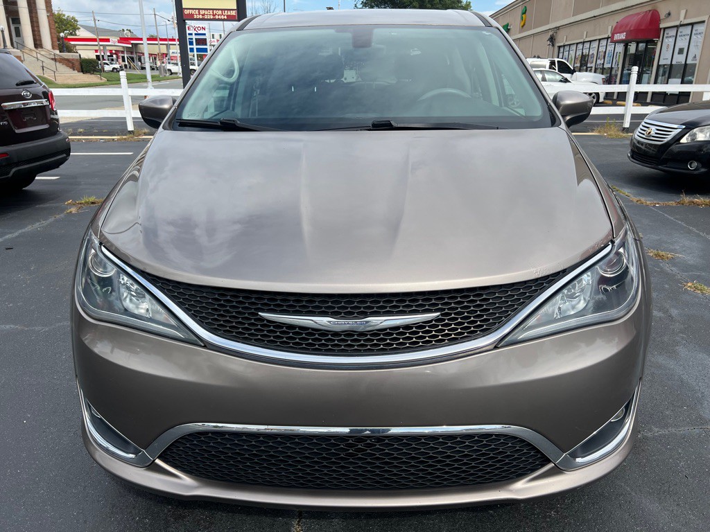 2017 Chrysler Pacifica Image 2