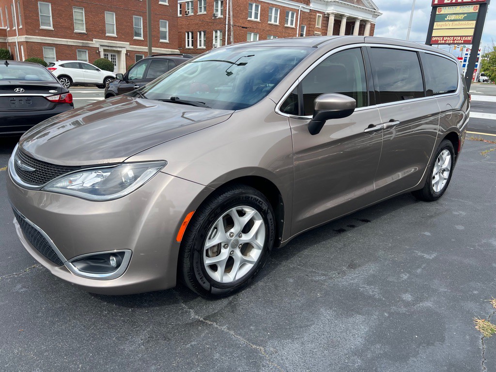 2017 Chrysler Pacifica Image 3