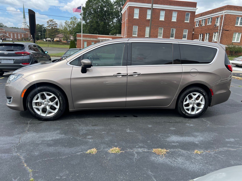 2017 Chrysler Pacifica Image 4
