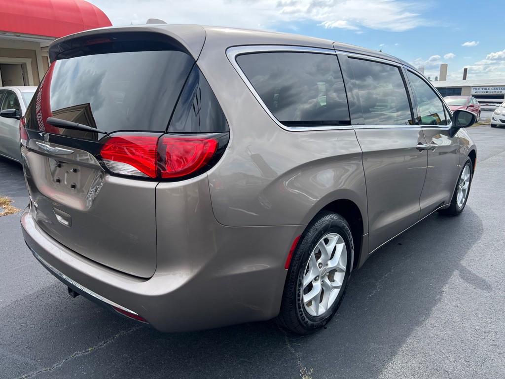 2017 Chrysler Pacifica Image 7