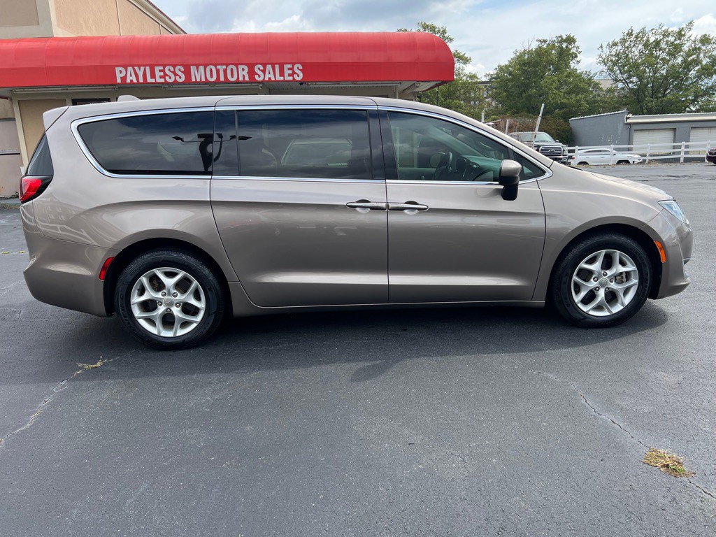2017 Chrysler Pacifica Image 8