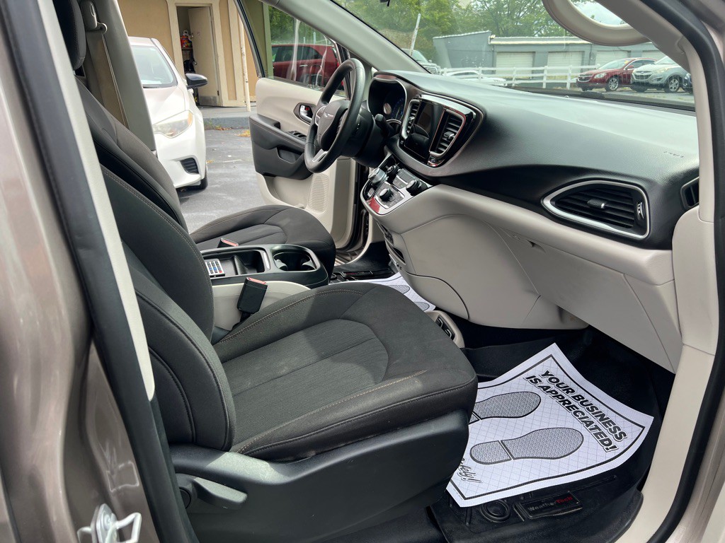 2017 Chrysler Pacifica Image 10