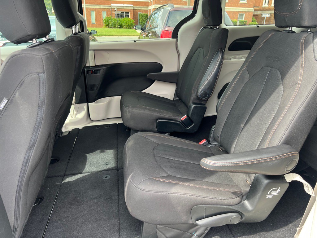 2017 Chrysler Pacifica Image 11