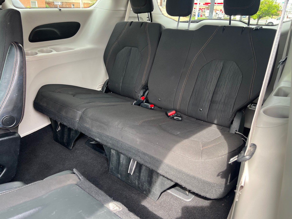 2017 Chrysler Pacifica Image 12