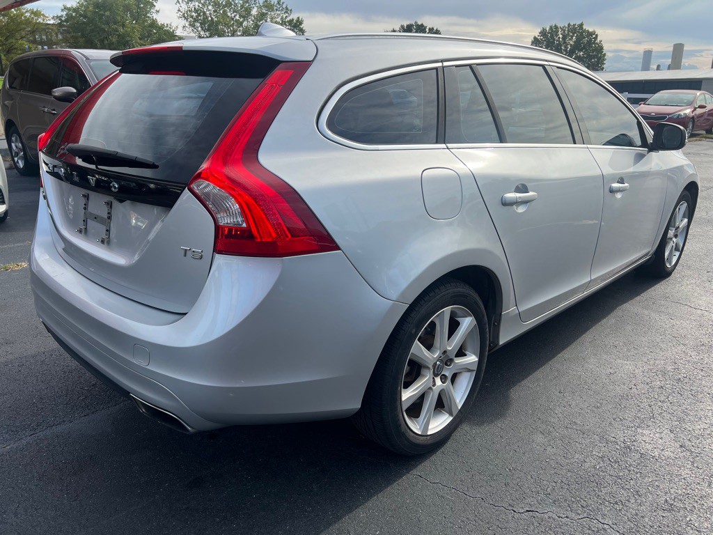 2017 Volvo V60 Image 8