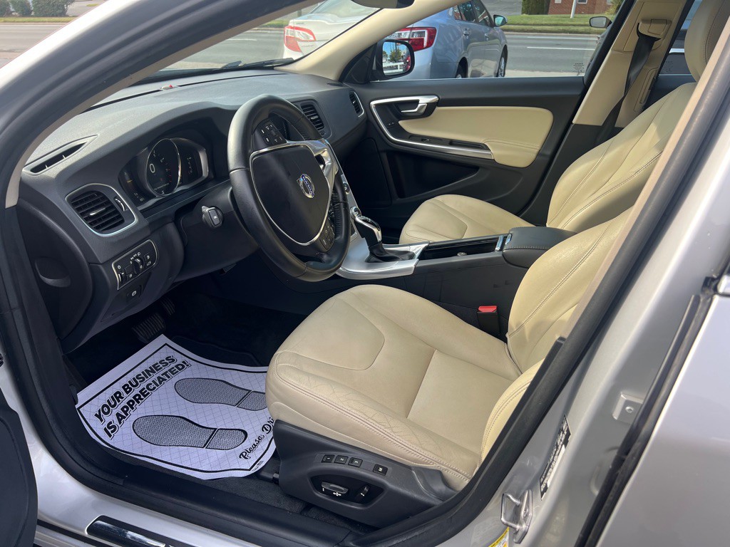 2017 Volvo V60 Image 10