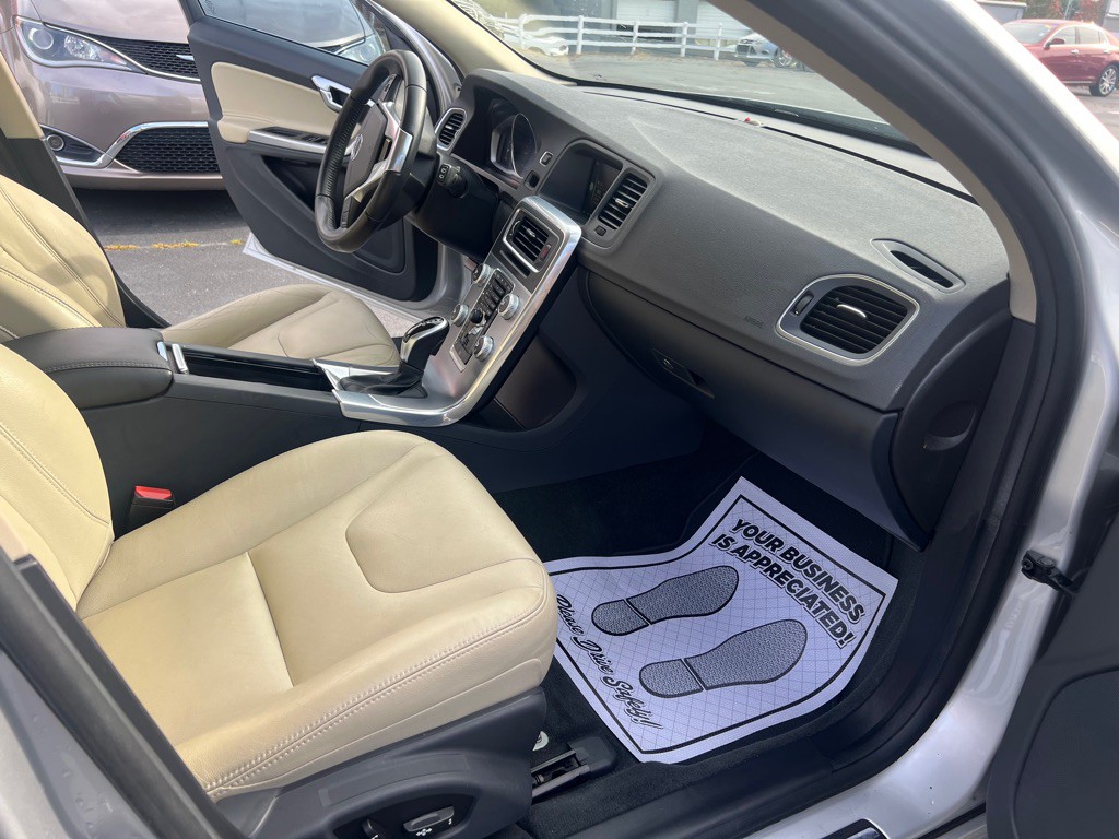 2017 Volvo V60 Image 11