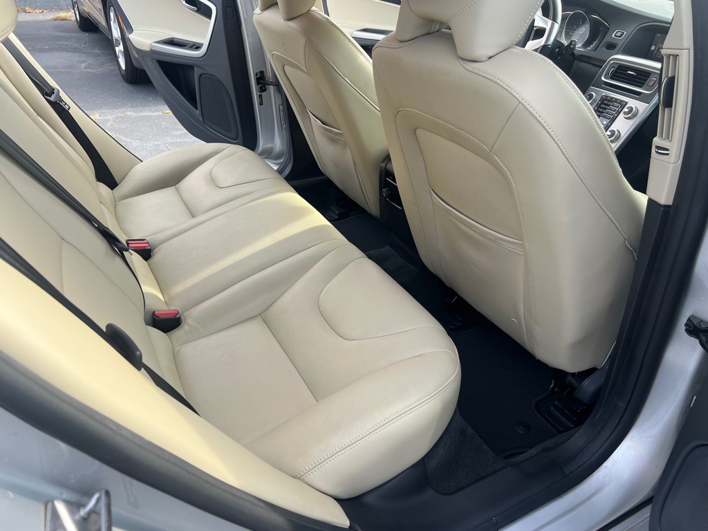 2017 Volvo V60 Image 12