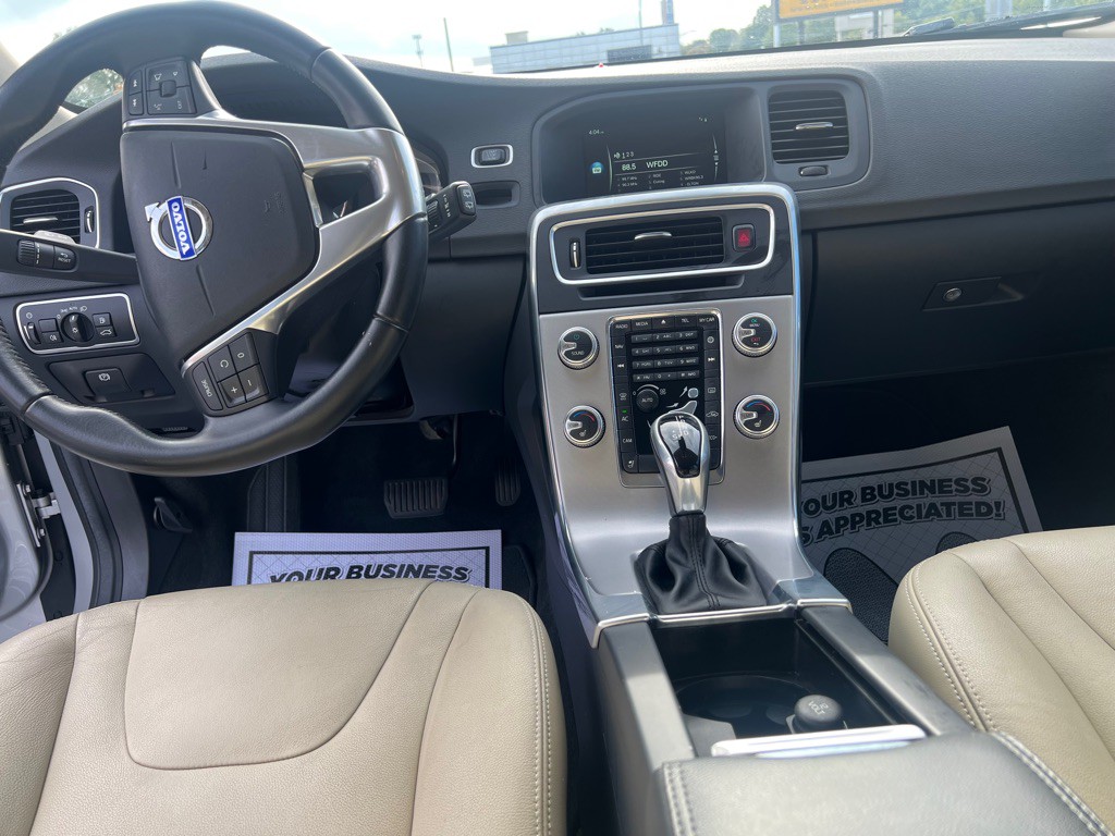 2017 Volvo V60 Image 13