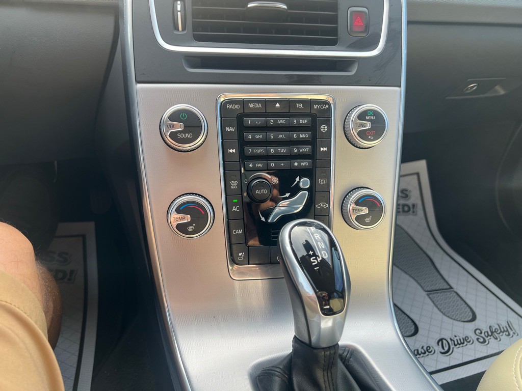 2017 Volvo V60 Image 19