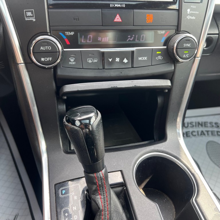 2017 Toyota Camry Image 18