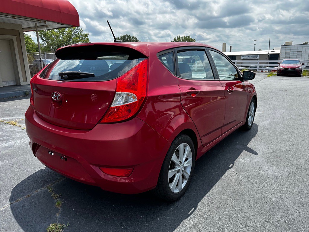 2012 Hyundai Accent Image 7