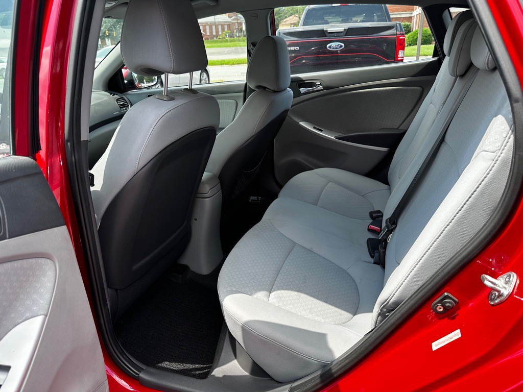 2012 Hyundai Accent Image 9