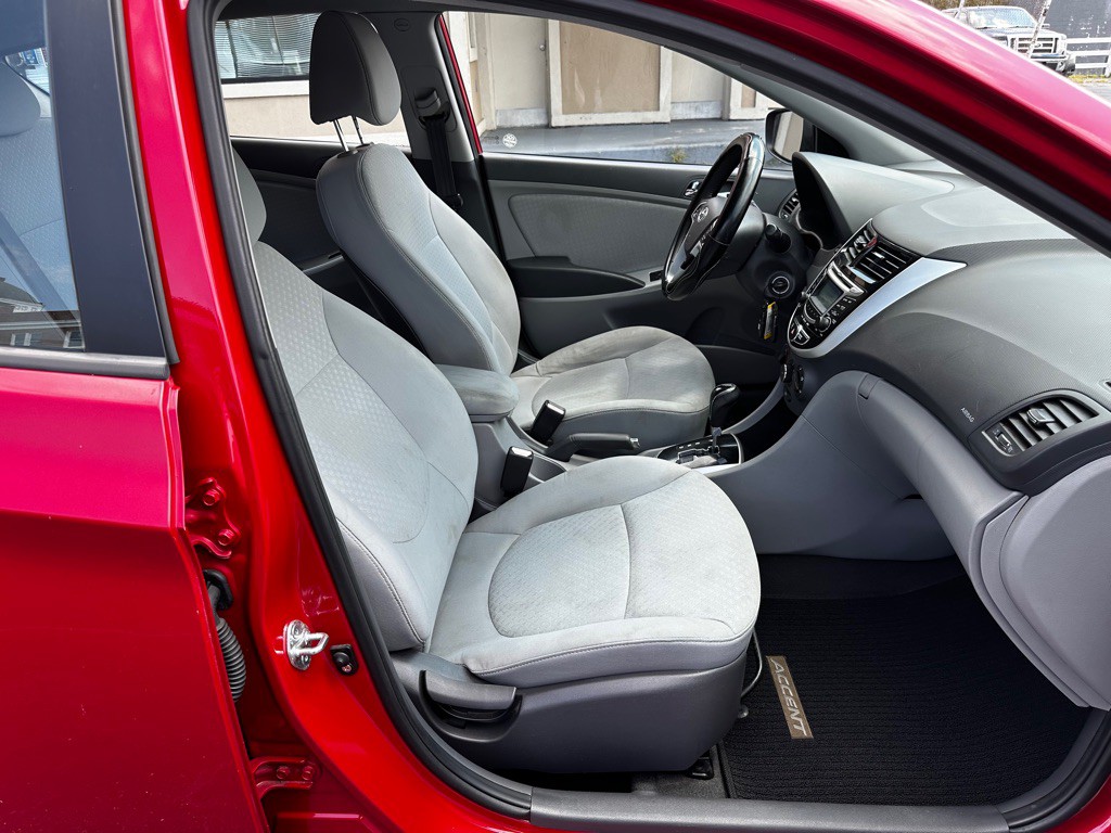2012 Hyundai Accent Image 10