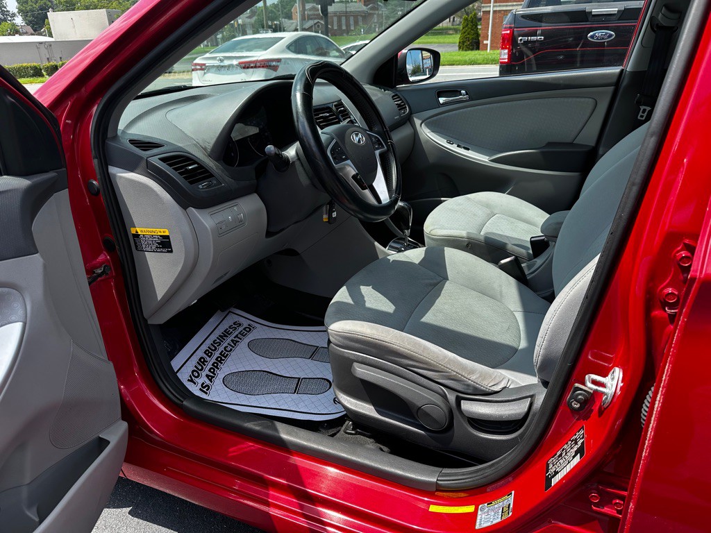 2012 Hyundai Accent Image 11