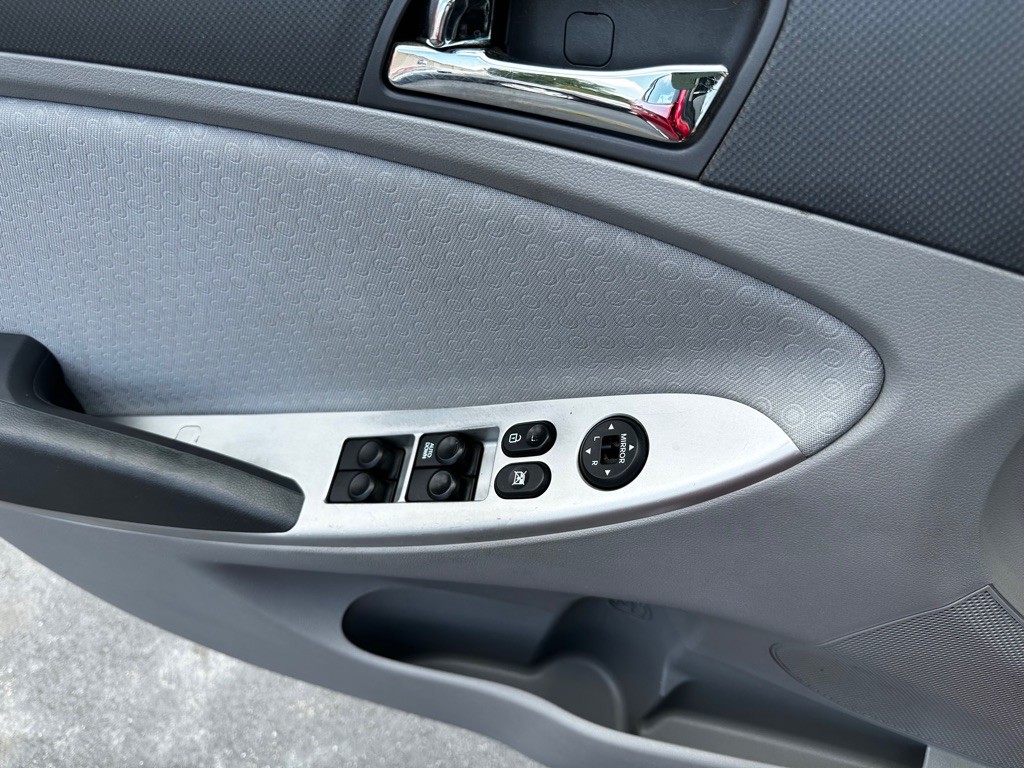 2012 Hyundai Accent Image 12