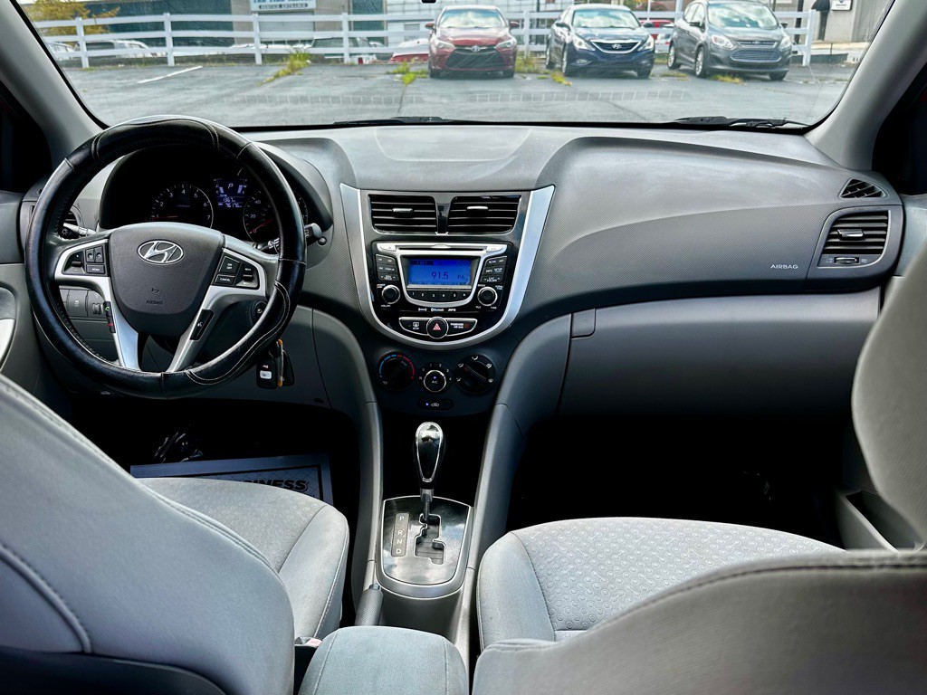 2012 Hyundai Accent Image 13