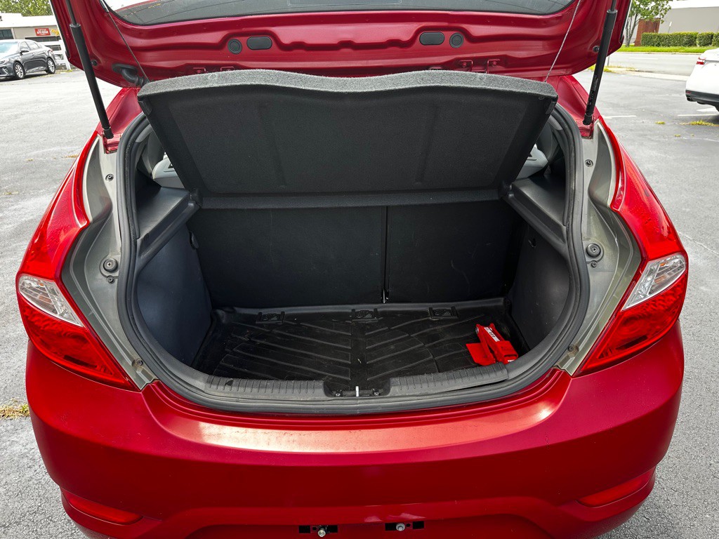 2012 Hyundai Accent Image 18