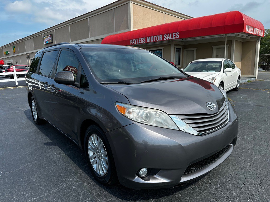 2017 Toyota Sienna Image 1