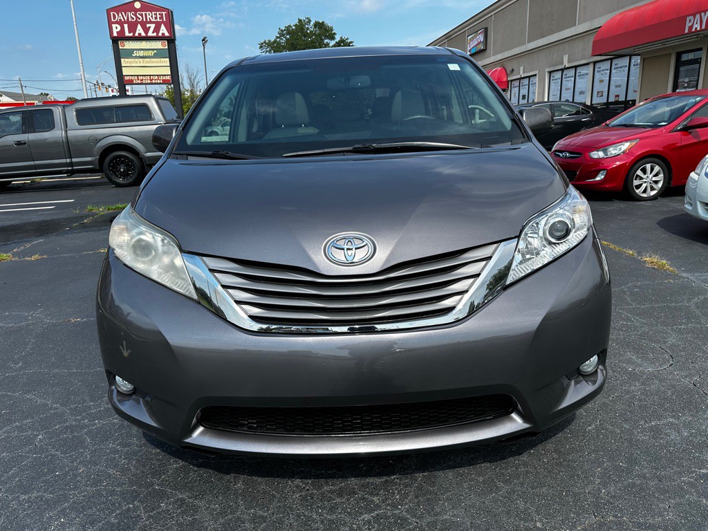 2017 Toyota Sienna Image 2
