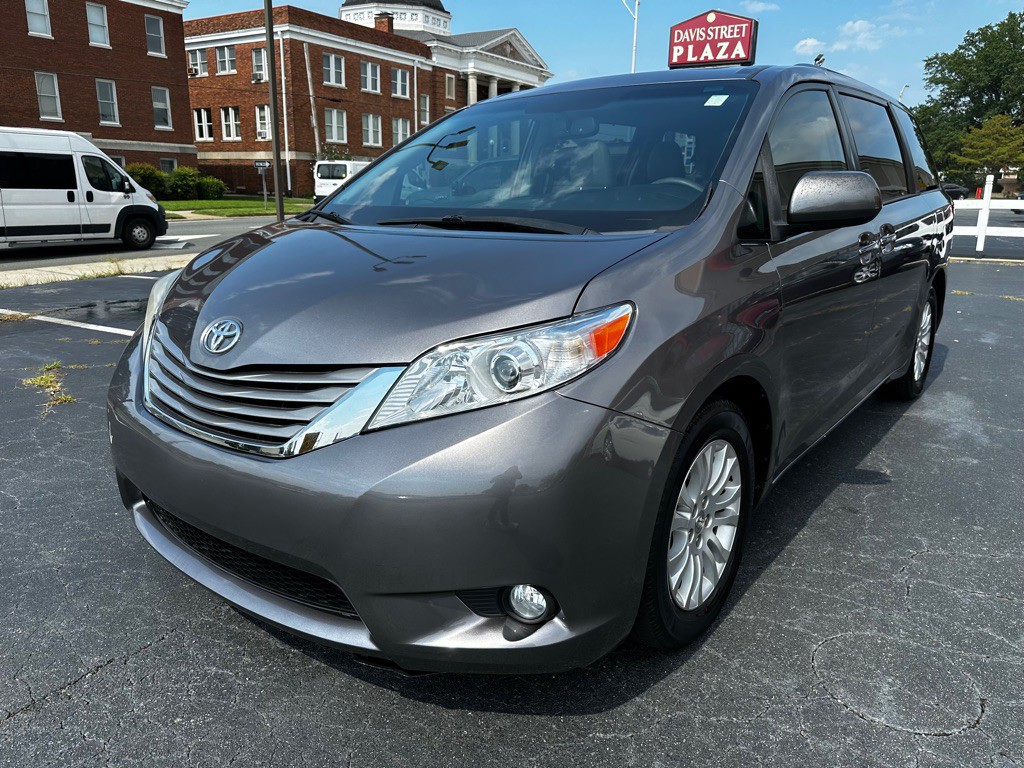 2017 Toyota Sienna Image 3