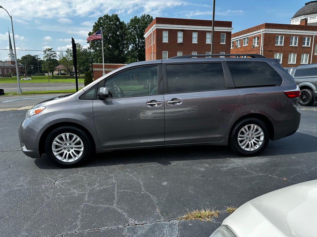 2017 Toyota Sienna Image 4