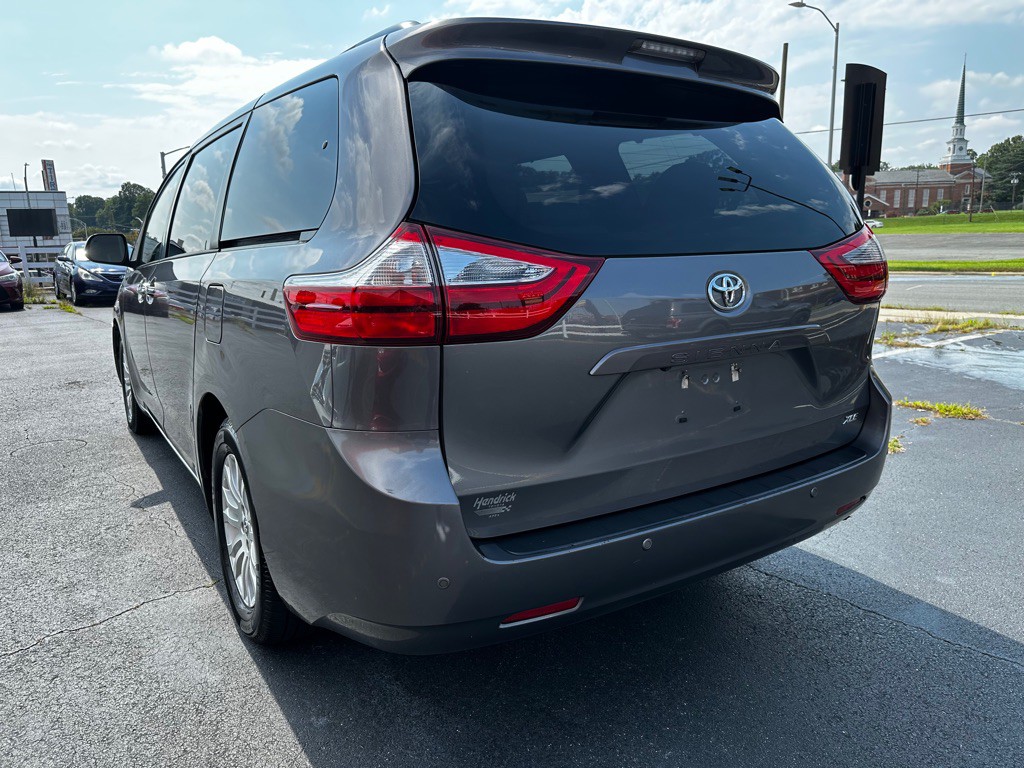 2017 Toyota Sienna Image 5