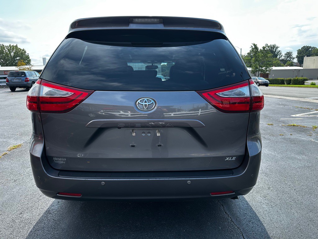 2017 Toyota Sienna Image 6