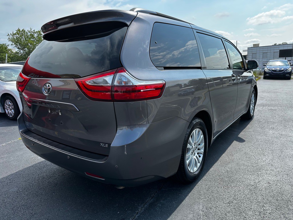 2017 Toyota Sienna Image 7