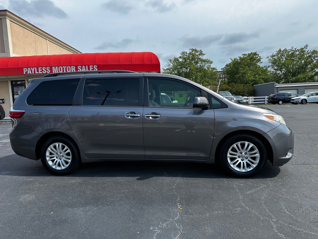 2017 Toyota Sienna Image 8