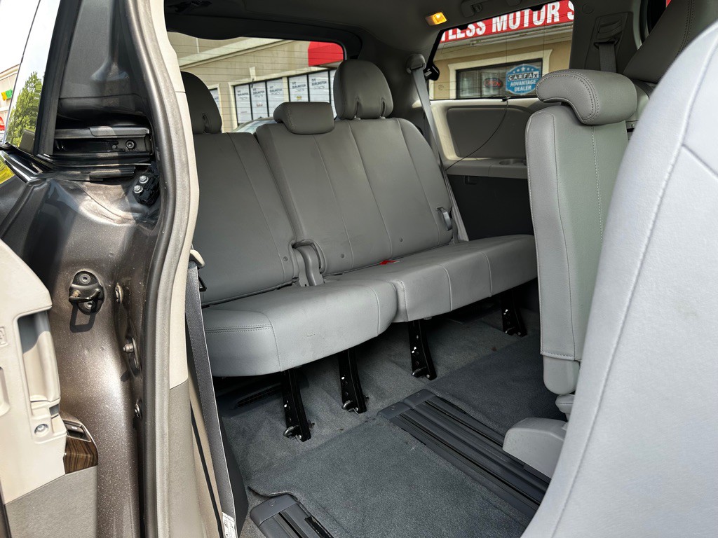 2017 Toyota Sienna Image 9