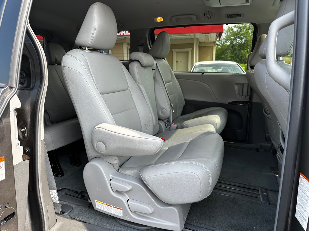 2017 Toyota Sienna Image 10