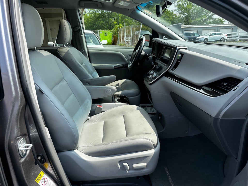 2017 Toyota Sienna Image 11