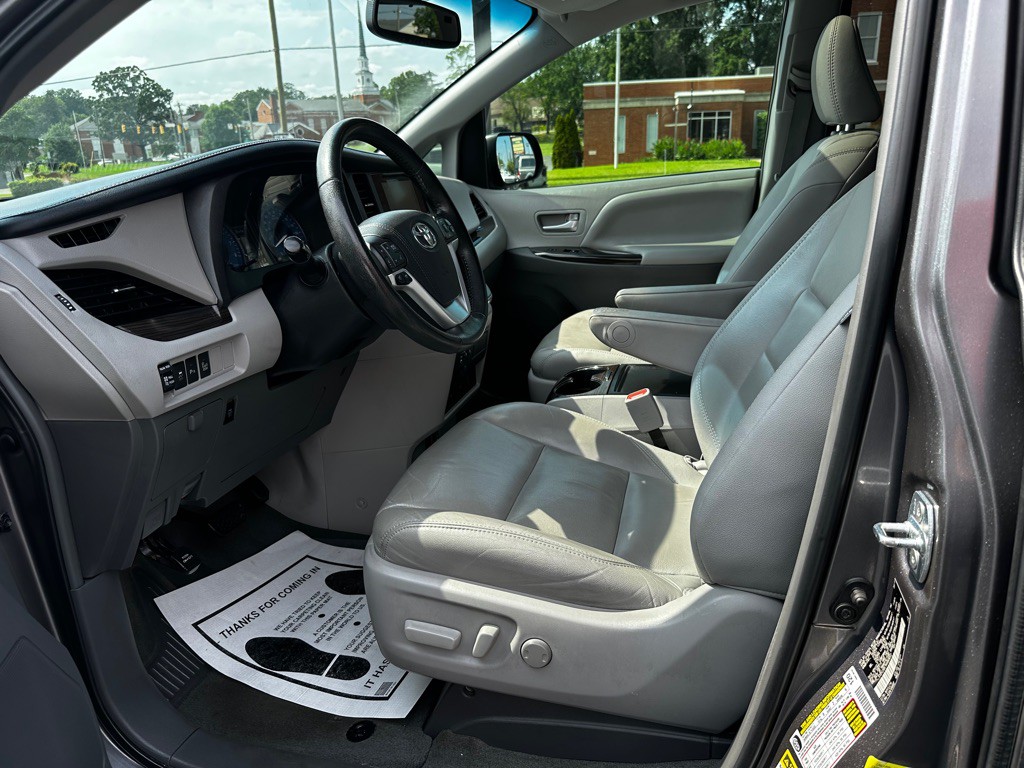 2017 Toyota Sienna Image 12