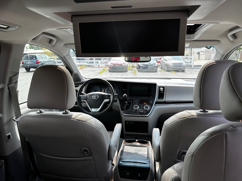 2017 Toyota Sienna Image 13