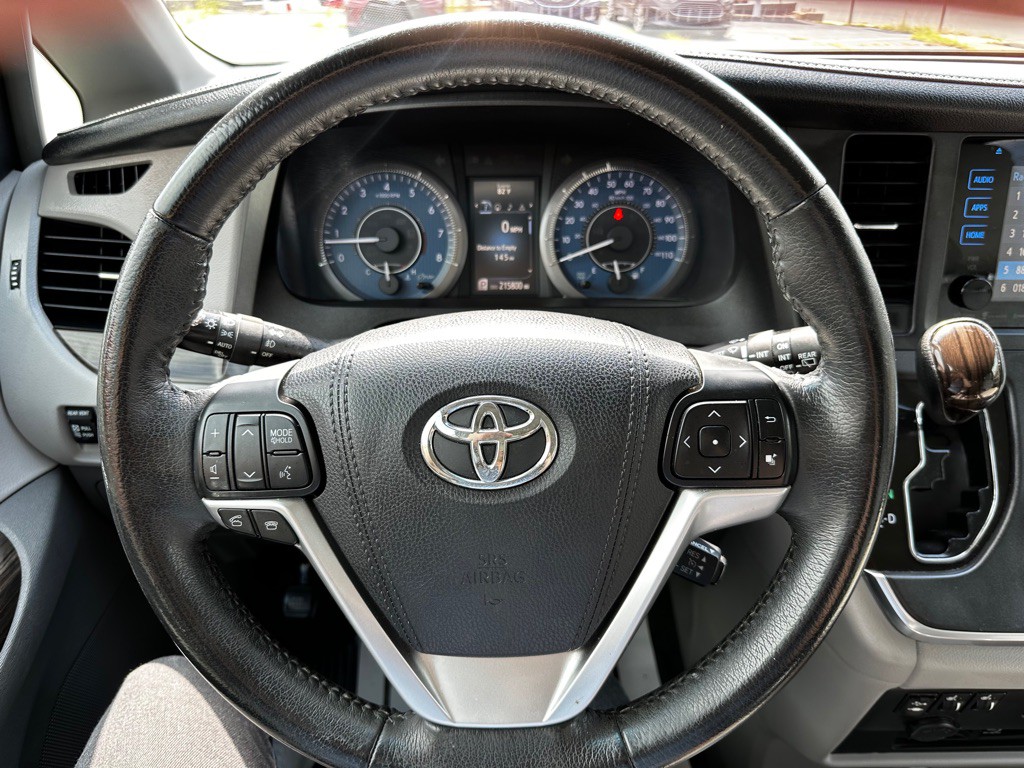 2017 Toyota Sienna Image 14