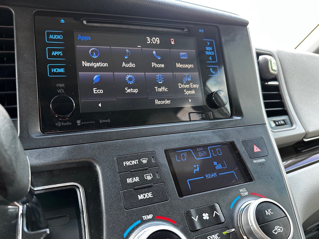 2017 Toyota Sienna Image 16