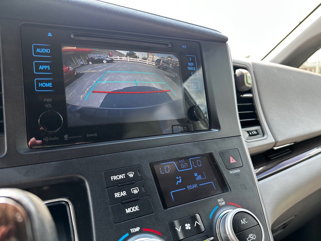 2017 Toyota Sienna Image 17