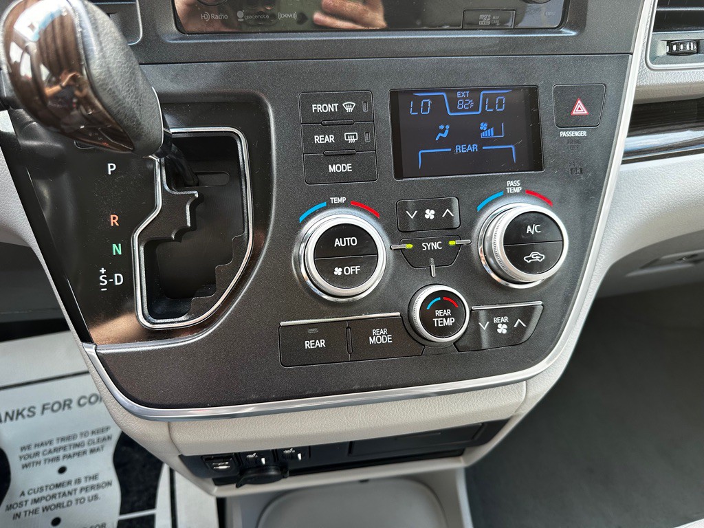 2017 Toyota Sienna Image 18