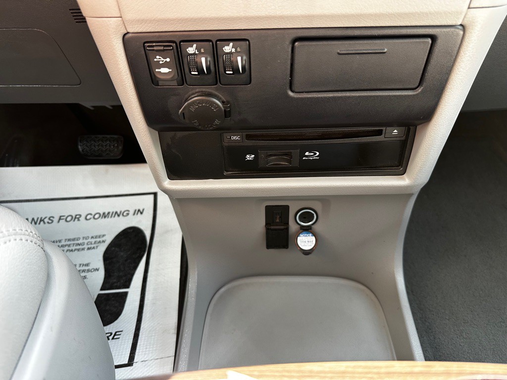 2017 Toyota Sienna Image 19