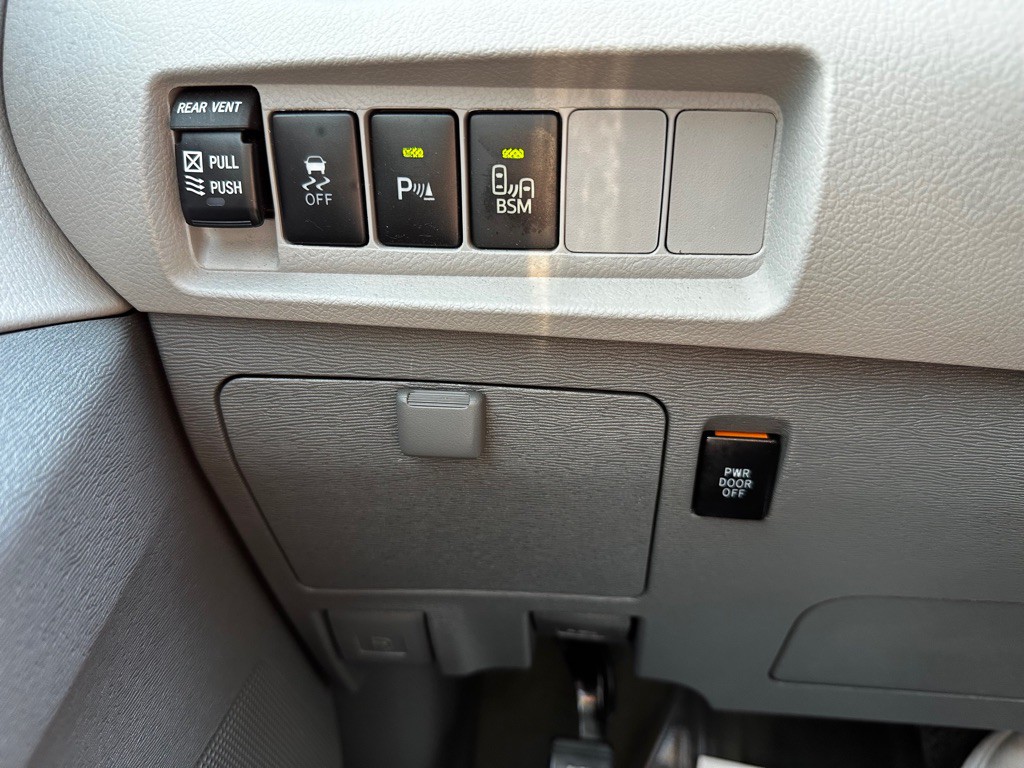 2017 Toyota Sienna Image 21