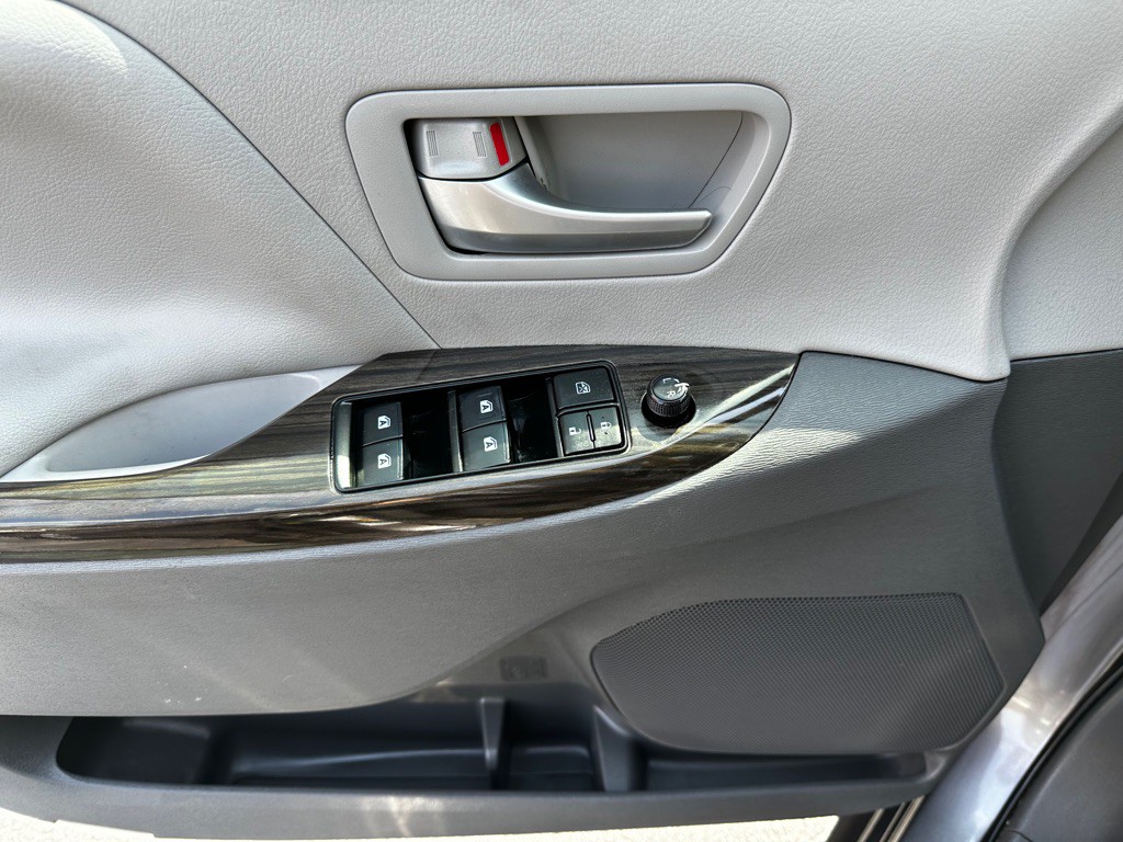 2017 Toyota Sienna Image 22