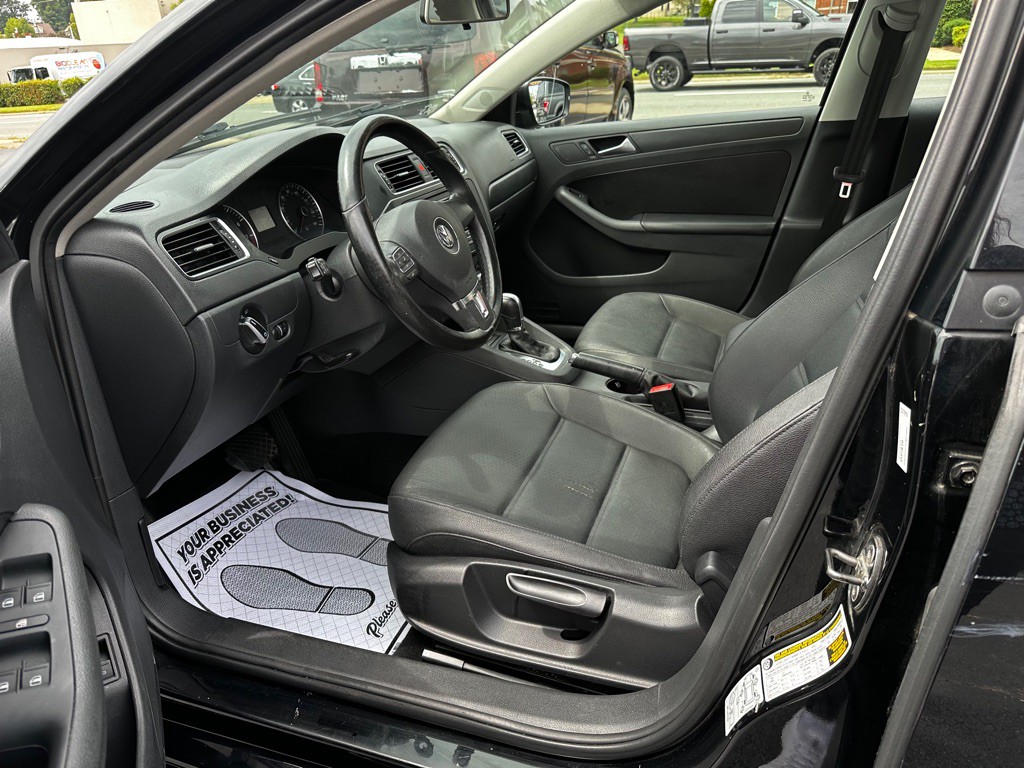 2012 Volkswagen Jetta Image 11