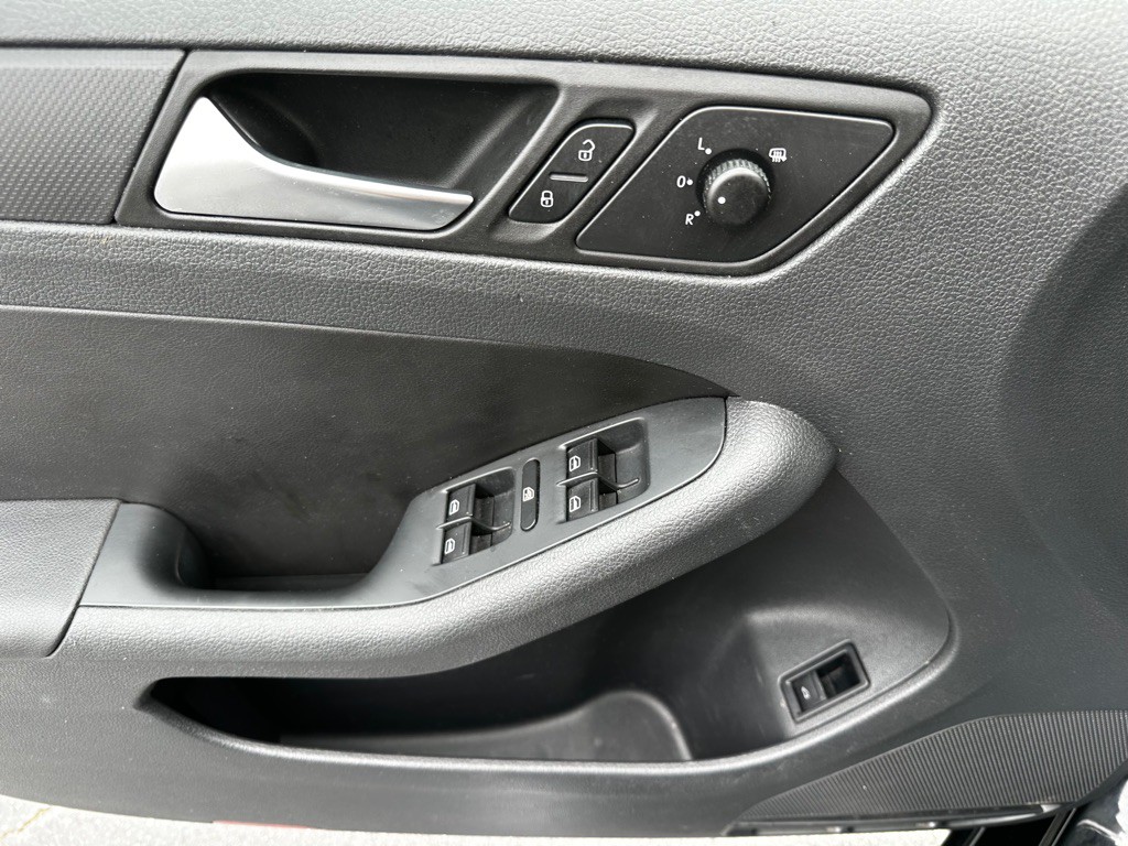 2012 Volkswagen Jetta Image 12