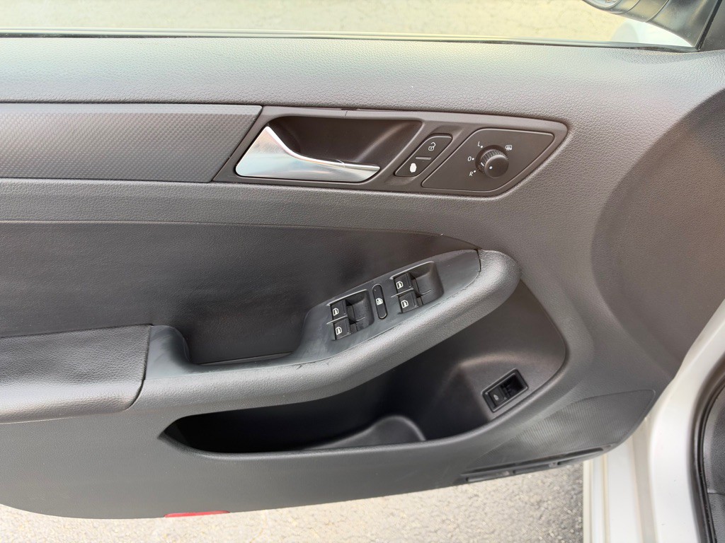 2011 Volkswagen Jetta Image 12